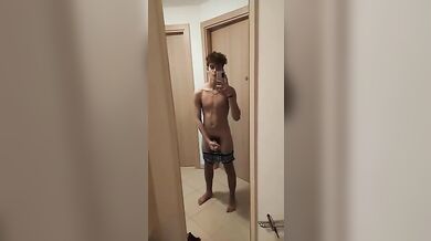 Twink Italiano Sexy e Arrapato si Sega per Te