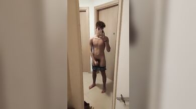 Twink Italiano Sexy e Arrapato si Sega per Te