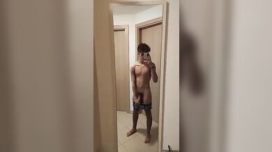 Twink Italiano Sexy e Arrapato si Sega per Te