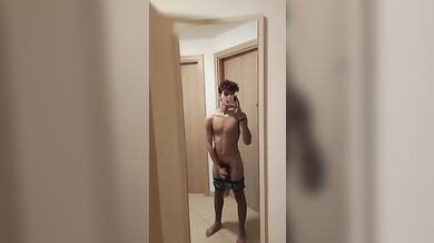 Twink Italiano Sexy e Arrapato si Sega per Te