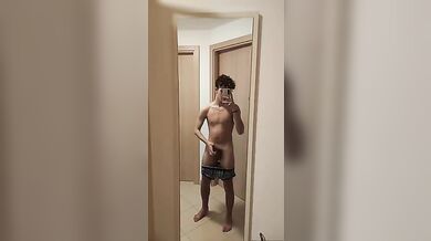 Twink Italiano Sexy e Arrapato si Sega per Te