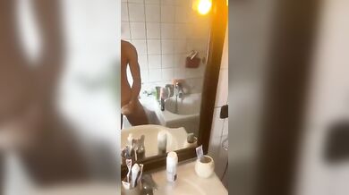 Twink Italiano Arrapato si Sega per la Fidanzata