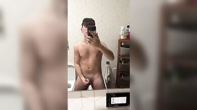 Twink Italiano Caldo e Arrapato si Sega Forte