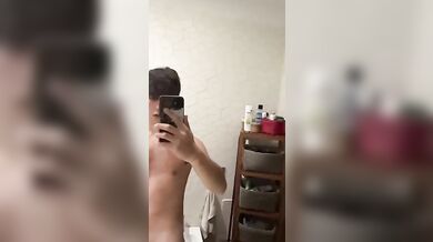 Twink Italiano Caldo e Arrapato si Sega Forte