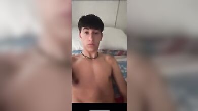 Twink Italiano Sexy si Sega con Passione