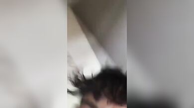 Ragazzo Italiano si Sega e Sborra Sotto la Doccia