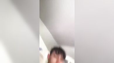 Ragazzo Italiano si Sega e Sborra Sotto la Doccia