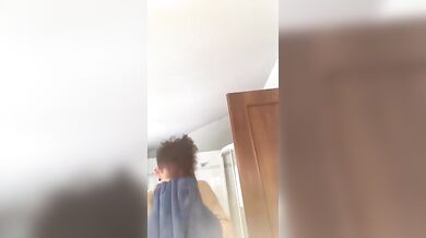 Ragazzo Italiano si Sega e Sborra Sotto la Doccia