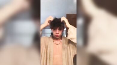 Ragazzo Italiano si Sega e Sborra Sotto la Doccia