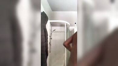 Ragazzo Italiano si Sega e Sborra Sotto la Doccia