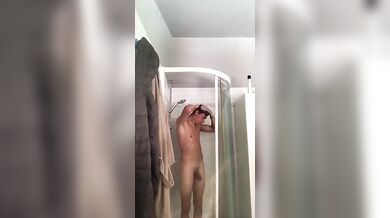 Ragazzo Italiano si Sega e Sborra Sotto la Doccia
