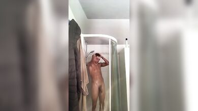 Ragazzo Italiano si Sega e Sborra Sotto la Doccia