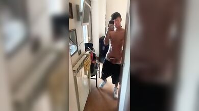 Twink Italiano Tatuato si Sega il Grosso Cazzo