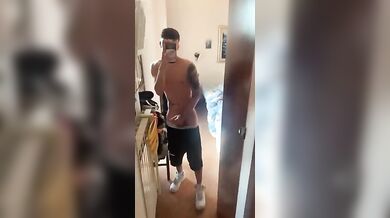 Twink Italiano Tatuato si Sega il Grosso Cazzo