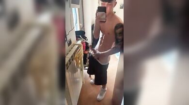 Twink Italiano Tatuato si Sega il Grosso Cazzo