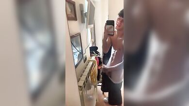 Twink Italiano Tatuato si Sega il Grosso Cazzo