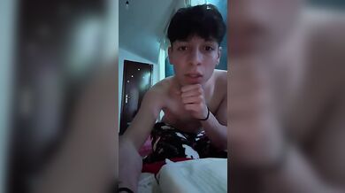 Twink Italiano Troia in Webcam si Sega e Gioca