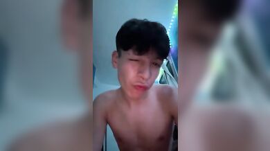 Twink Italiano Troia in Webcam si Sega e Gioca