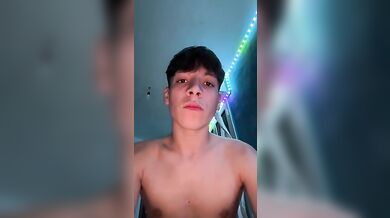 Twink Italiano Troia in Webcam si Sega e Gioca