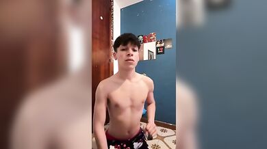 Twink Italiano Troia in Webcam si Sega e Gioca