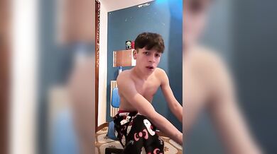 Twink Italiano Troia in Webcam si Sega e Gioca
