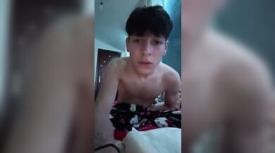Twink Italiano Troia in Webcam si Sega e Gioca