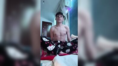 Twink Italiano Troia in Webcam si Sega e Gioca