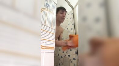 Twink Italiano Troia in Webcam si Espone Nudo