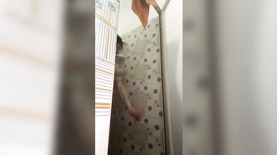 Twink Italiano Troia in Webcam si Espone Nudo