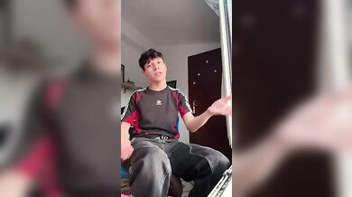 Twink Italiano Troia in Webcam si Espone Nudo