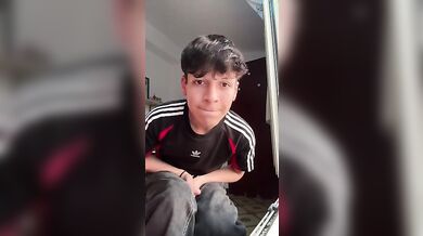 Twink Italiano Troia in Webcam si Espone Nudo