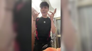 Twink Italiano Troia in Webcam si Espone Nudo