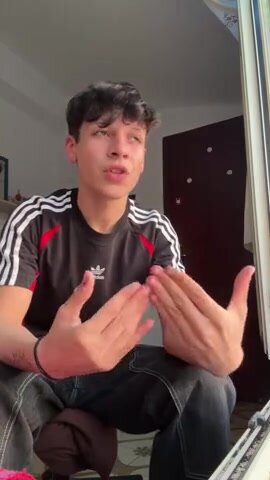 Twink Italiano Troia in Webcam si Espone Nudo