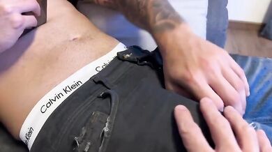 Ragazzo Italiano Etero con Grosso Cazzo si Mostra