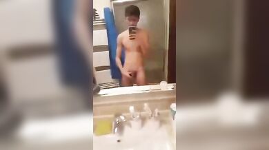 Twink Italiano Caldo si Sega con Passione