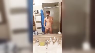 Twink Italiano Caldo si Sega con Passione