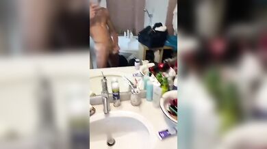 Ragazzo Italiano Muscoloso si Sega il Grosso Cazzo