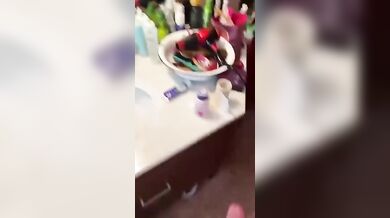 Ragazzo Italiano Muscoloso si Sega il Grosso Cazzo