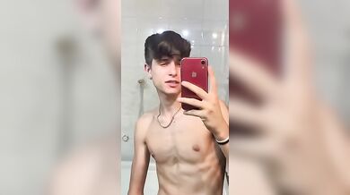 Ragazzo Italiano Caldo si Sega per la Fidanzata