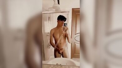 Twink Italiano Arrapato si Sega il Cazzo