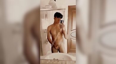 Twink Italiano Arrapato si Sega il Cazzo