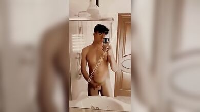 Twink Italiano Arrapato si Sega il Cazzo