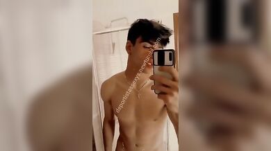 Twink Italiano Arrapato si Sega il Cazzo