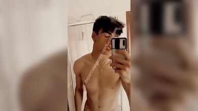 Twink Italiano Arrapato si Sega il Cazzo