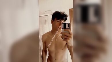 Twink Italiano Arrapato si Sega il Cazzo