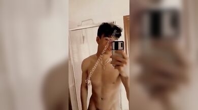 Twink Italiano Arrapato si Sega il Cazzo