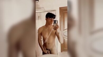 Twink Italiano Arrapato si Sega il Cazzo