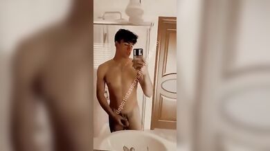 Twink Italiano Arrapato si Sega il Cazzo