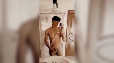 Twink Italiano Arrapato si Sega il Cazzo