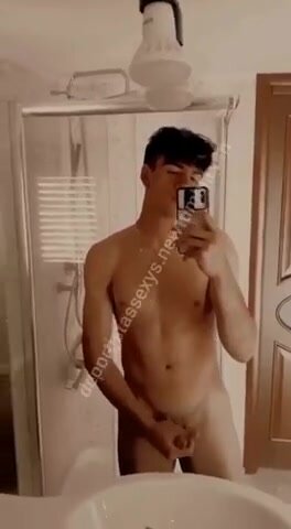 Twink Italiano Arrapato si Sega il Cazzo